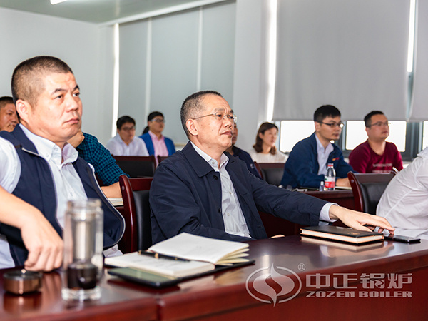 中正鍋爐銷售菁英們入神聽講